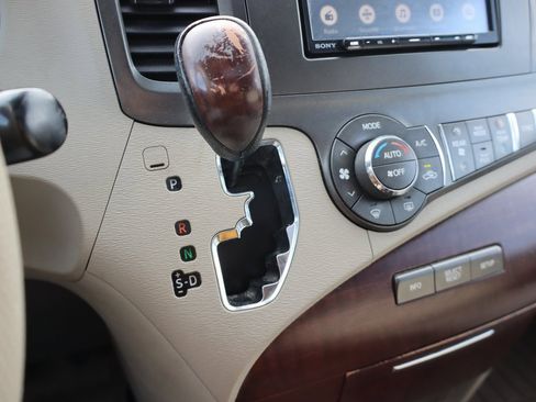 Used 2012 Toyota Sienna XLE image 11