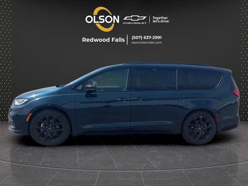 Used 2025 Chrysler Pacifica Limited FWD image 2