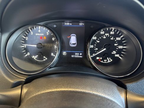 Used 2020 Nissan Rogue SV image 14