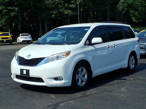 Used 2014 Toyota Sienna LE FWD image 2