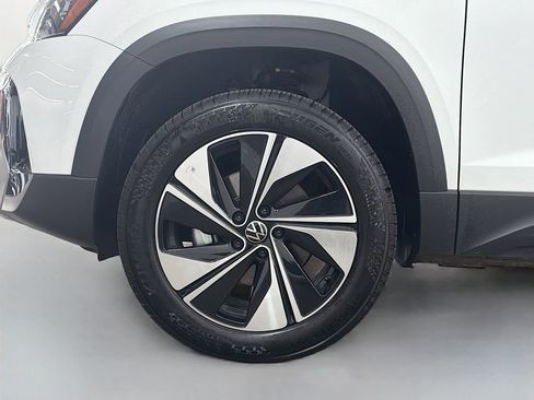 Used 2025 Volkswagen Taos SE AWD/4WD image 33
