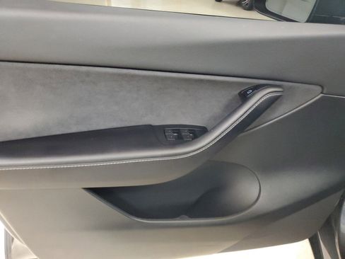 Used 2022 Tesla Model Y Long Range image 20