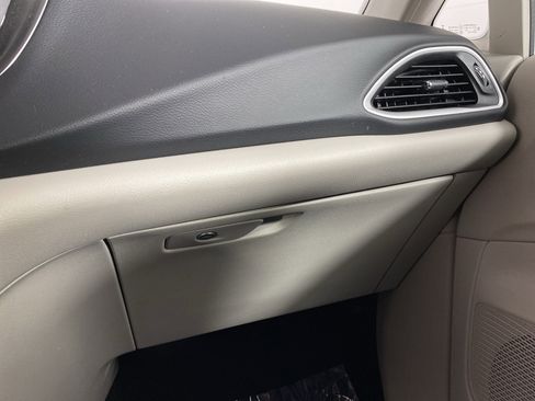 Used 2024 Chrysler Pacifica Touring-L image 31