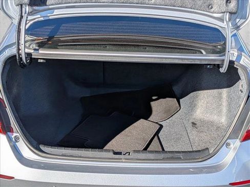 Used 2018 Honda Accord Touring image 6