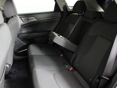 Used 2023 Kia Sportage LX image 17