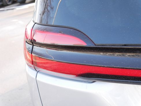 Used 2023 Chrysler Pacifica Touring-L image 17