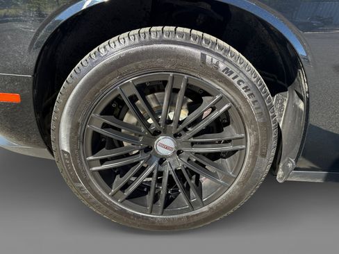 Used 2019 Dodge Challenger SXT image 9