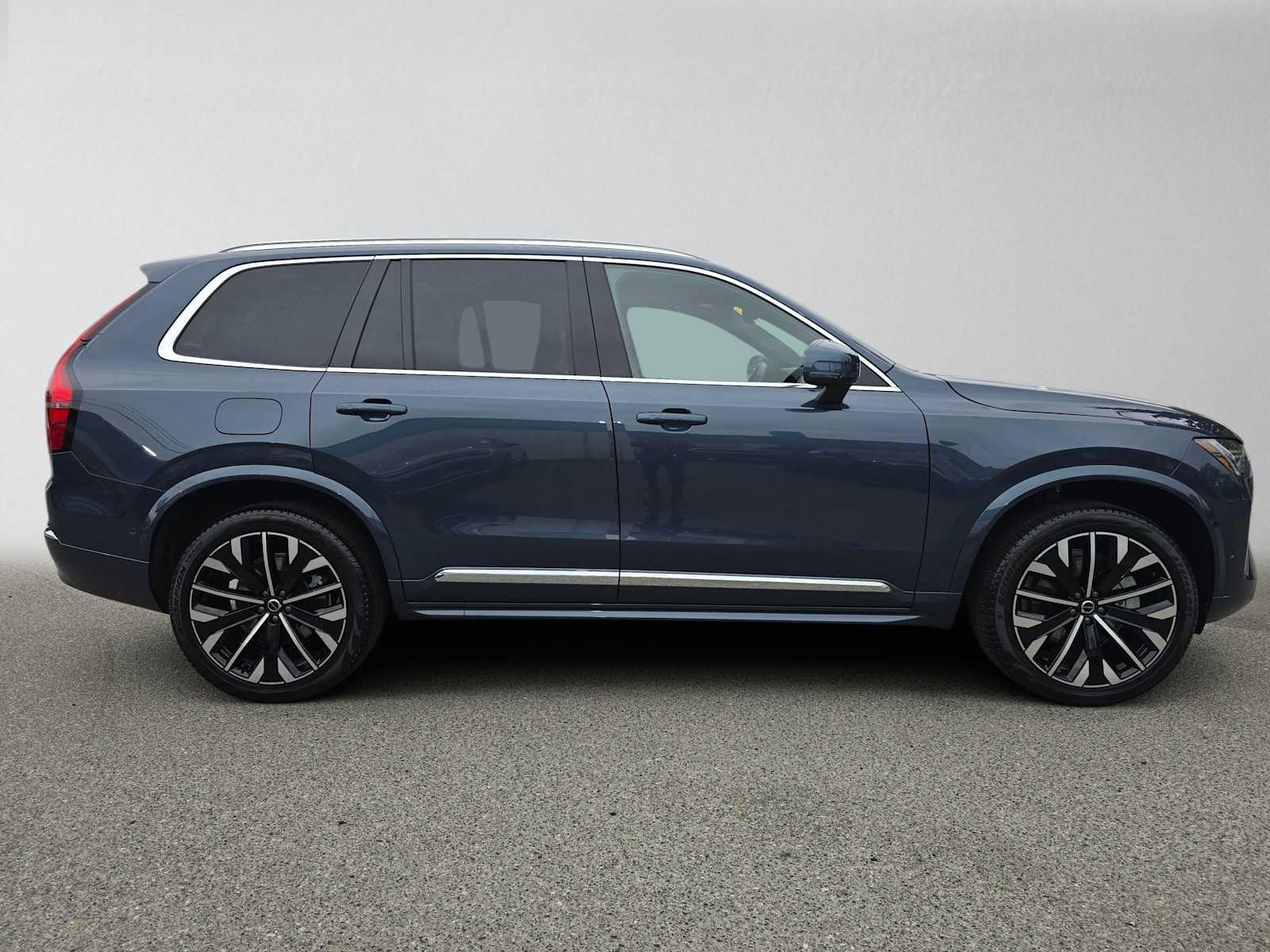 Used 2026 Volvo XC90 B5 Plus w/ Protection Package AWD/4WD image 2
