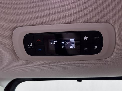 Used 2017 Chrysler Pacifica Limited w/ UConnect Theater Package FWD image 25