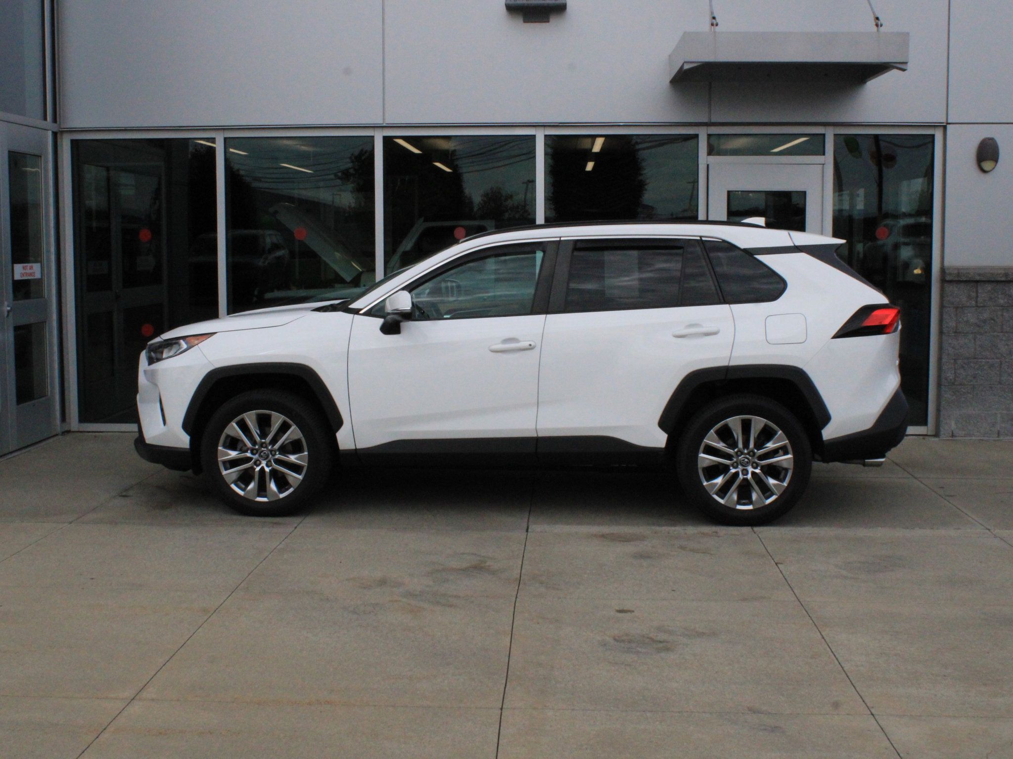 Used 2020 Toyota RAV4 XLE Premium AWD/4WD image 5