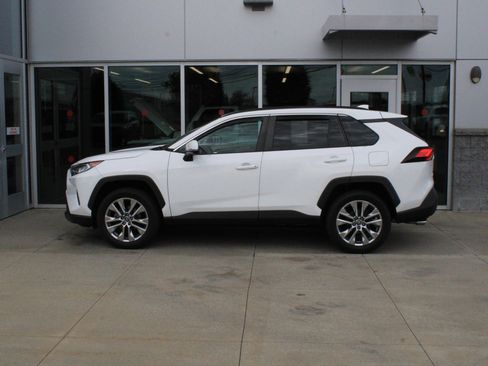 Used 2020 Toyota RAV4 XLE Premium AWD/4WD image 5
