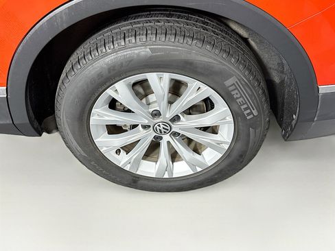 Used 2018 Volkswagen Tiguan SE w/ Panoramic Sunroof Package image 11