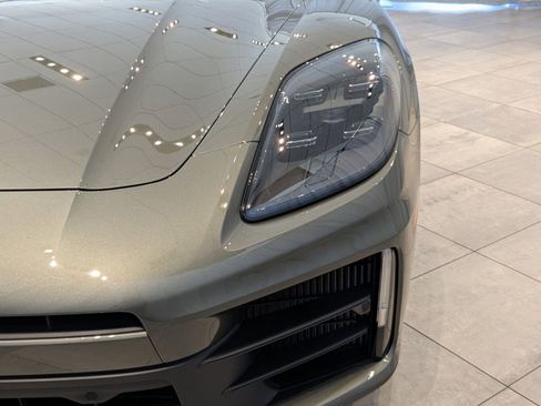 Certified 2025 Porsche Panamera image 12