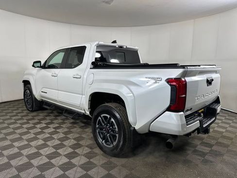 Used 2025 Toyota Tacoma TRD Sport w/ TRD Sport Upgrade Package AWD/4WD image 5