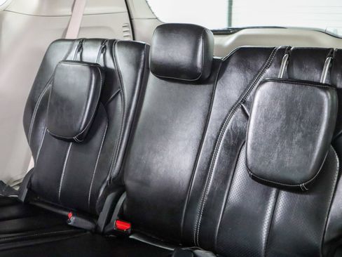 Used 2023 Chrysler Pacifica Touring-L FWD image 25