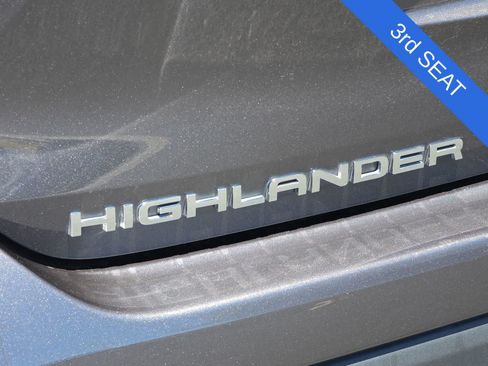 Used 2021 Toyota Highlander LE FWD image 11