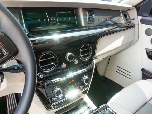 Used 2024 Rolls-Royce Phantom Sedan w/ The Phantom Package RWD image 85