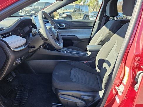 Used 2025 Jeep Compass Sport image 10