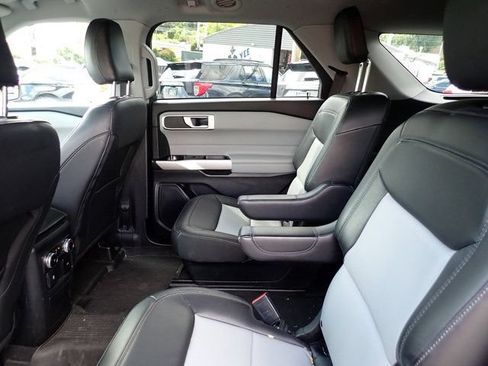 Used 2022 Ford Explorer XLT w/ Equipment Group 202A AWD/4WD image 12