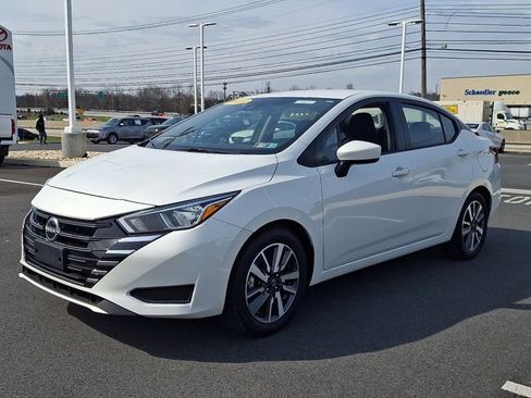 Used 2023 Nissan Versa SV image 3