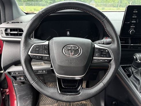 Used 2022 Toyota Sienna XSE FWD image 17