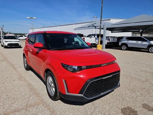 Used 2024 Kia Soul LX w/ Option Group 015 FWD image 2
