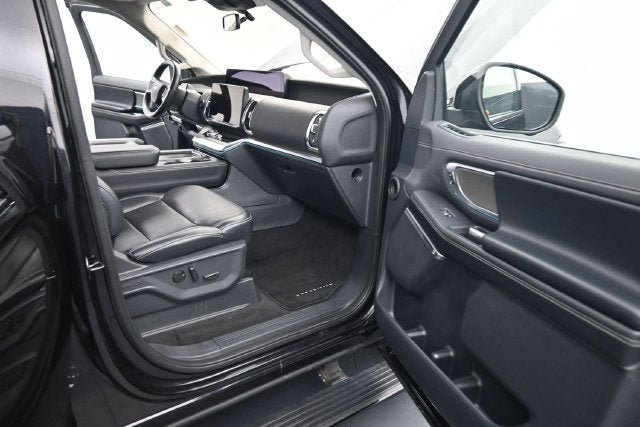 Used 2025 Ford Expedition Platinum AWD/4WD image 14