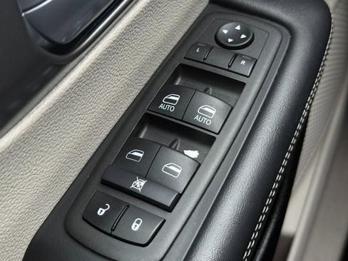 Used 2024 Chrysler Pacifica Touring-L image 22