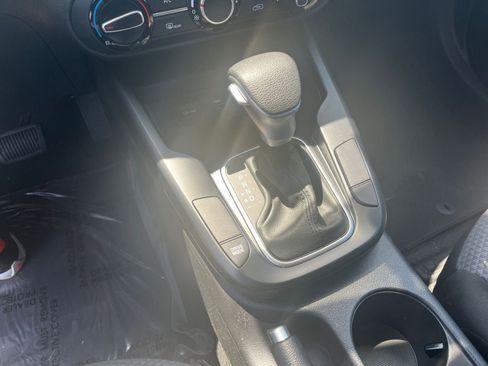 Used 2025 Kia Soul LX w/ LX Technology Package FWD image 39