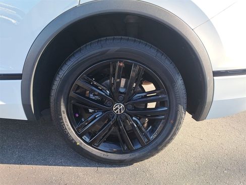 Used 2022 Volkswagen Tiguan SE R-Line image 34