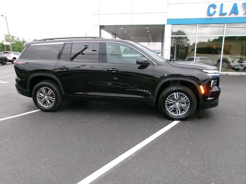 Used 2025 Chevrolet Traverse LT FWD image 1