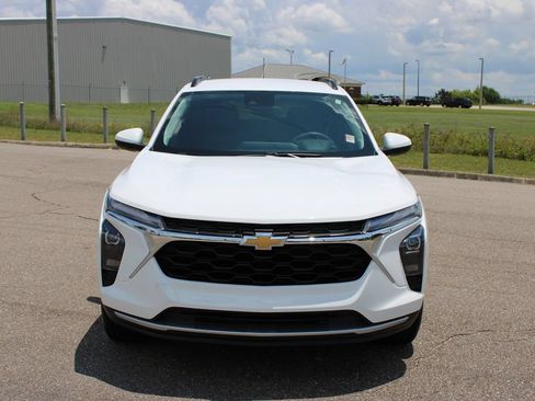 Used 2025 Chevrolet Trax LT FWD image 4