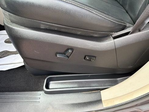 Used 2016 Chrysler Town & Country Touring w/ Driver Convenience Group FWD image 11