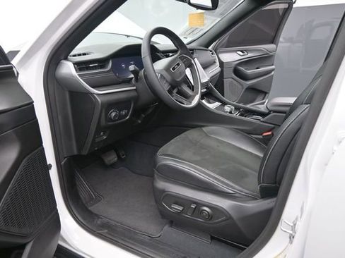 Used 2023 Jeep Grand Cherokee Altitude AWD/4WD image 9