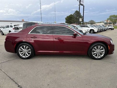Used 2018 Chrysler 300 Touring L AWD/4WD image 7