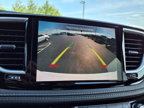 Used 2026 Chrysler Pacifica Limited FWD image 6
