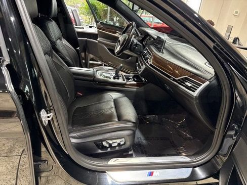 Used 2019 BMW 750i image 21