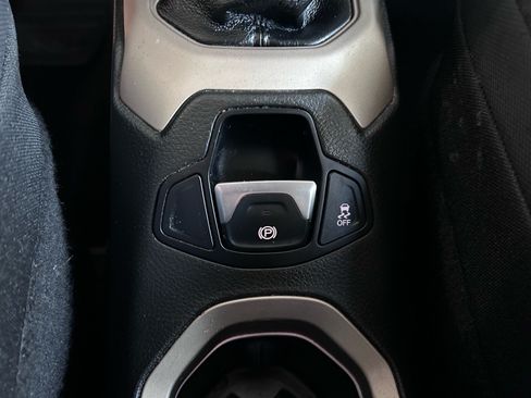 Used 2016 Jeep Renegade 75th Anniversary FWD image 31