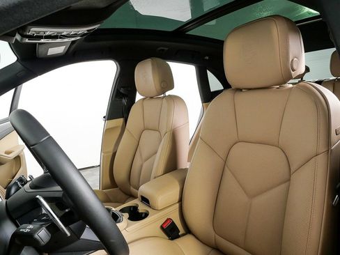 Certified 2025 Porsche Macan image 5