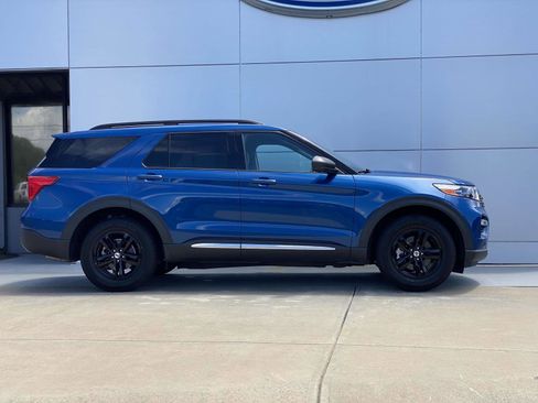 Used 2022 Ford Explorer XLT w/ Equipment Group 202A image 3