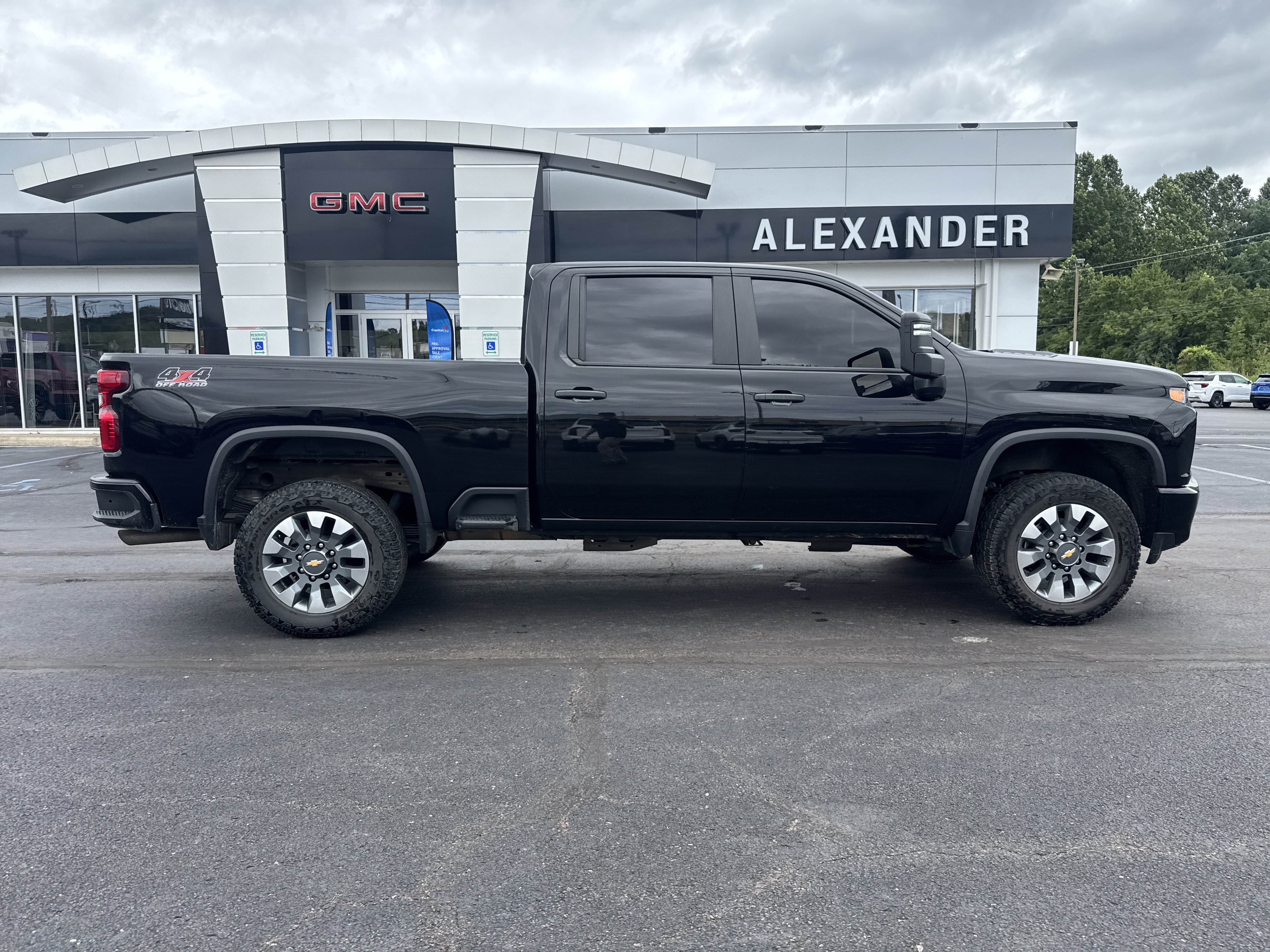 Used 2023 Chevrolet Silverado 2500 Custom w/ Custom Convenience Package AWD/4WD image 2