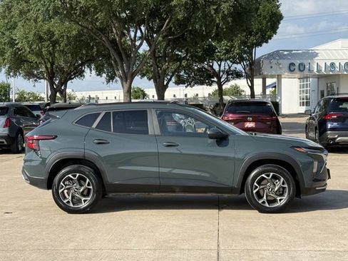 Used 2025 Chevrolet Trax LT FWD image 3