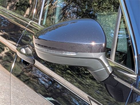 Certified 2022 Volkswagen Tiguan SE image 10