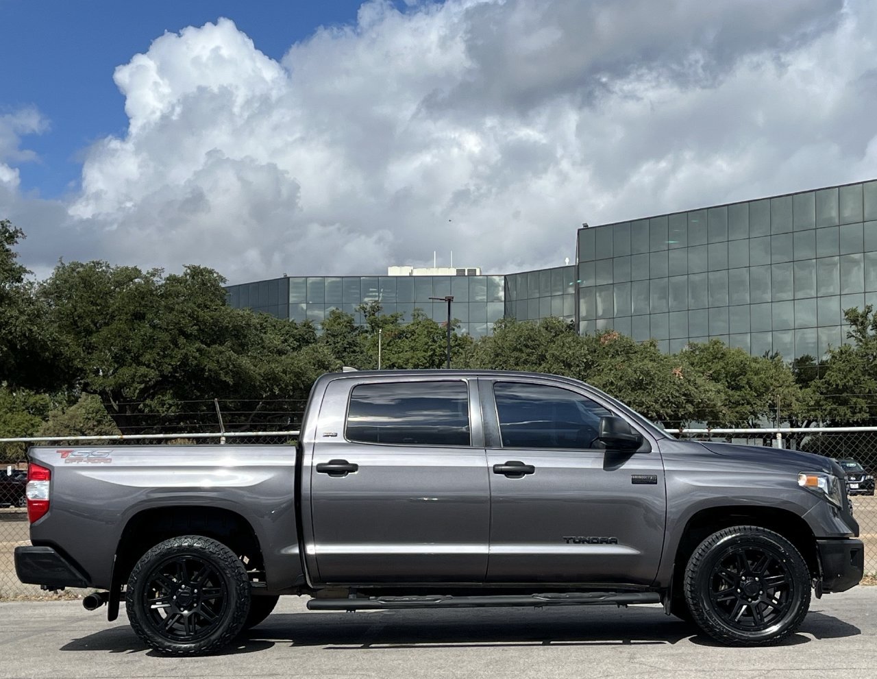 Used 2020 Toyota Tundra SR5 w/ SR5 Leather Package RWD image 3