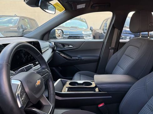 Used 2025 Chevrolet Equinox LT FWD image 3