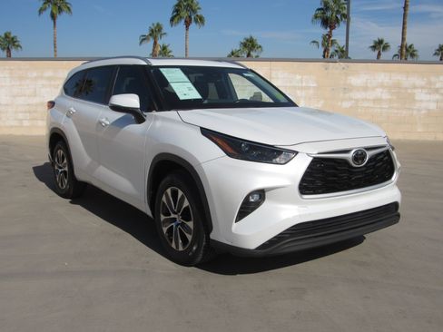 Used 2023 Toyota Highlander L image 2