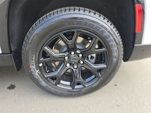 New 2025 Jeep Wagoneer L Series II image 34