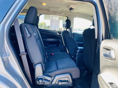 Used 2019 Dodge Journey SE image 9