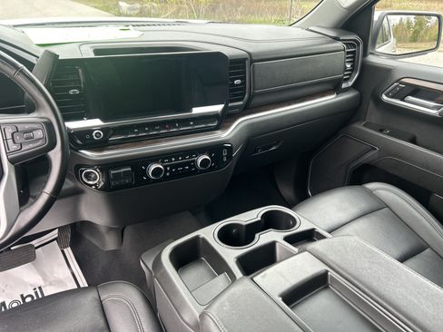Used 2025 GMC Sierra 1500 SLT AWD/4WD image 19