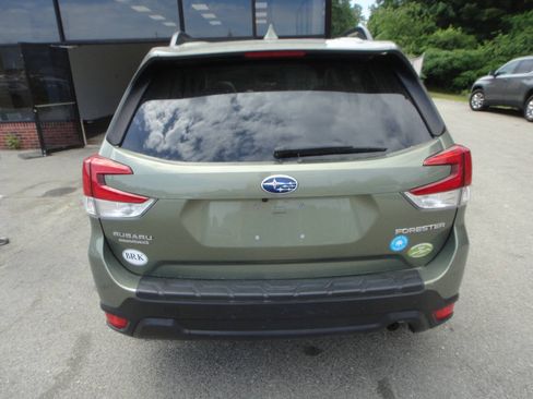 Used 2019 Subaru Forester Premium AWD/4WD image 5